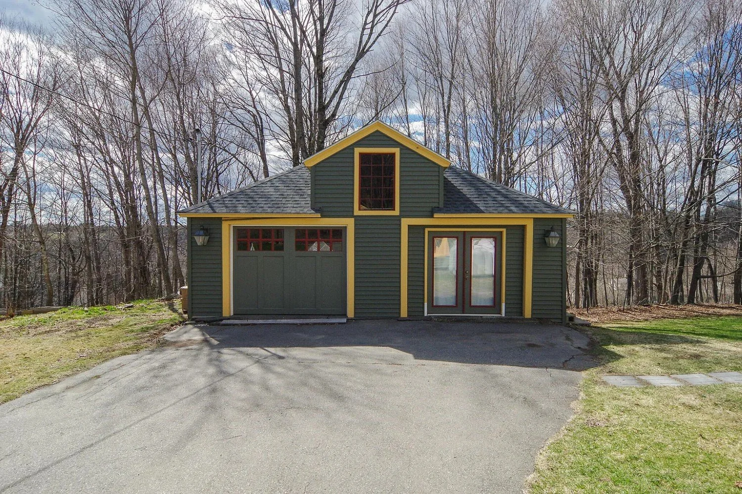 1850 Victorian house Dexter Maine - 4 - garage.webp