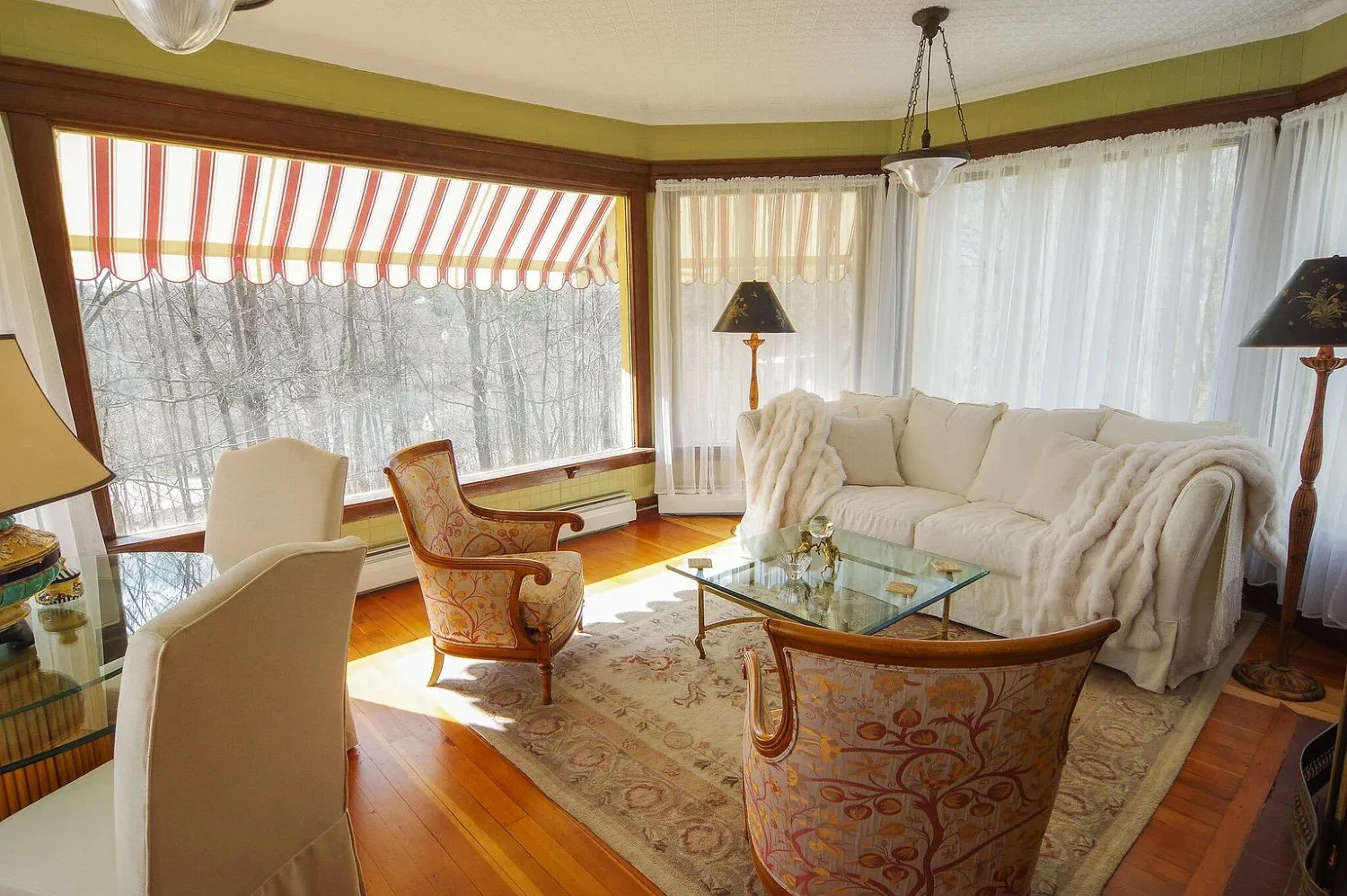1850 Victorian house Dexter Maine - 14 - sunroom.webp