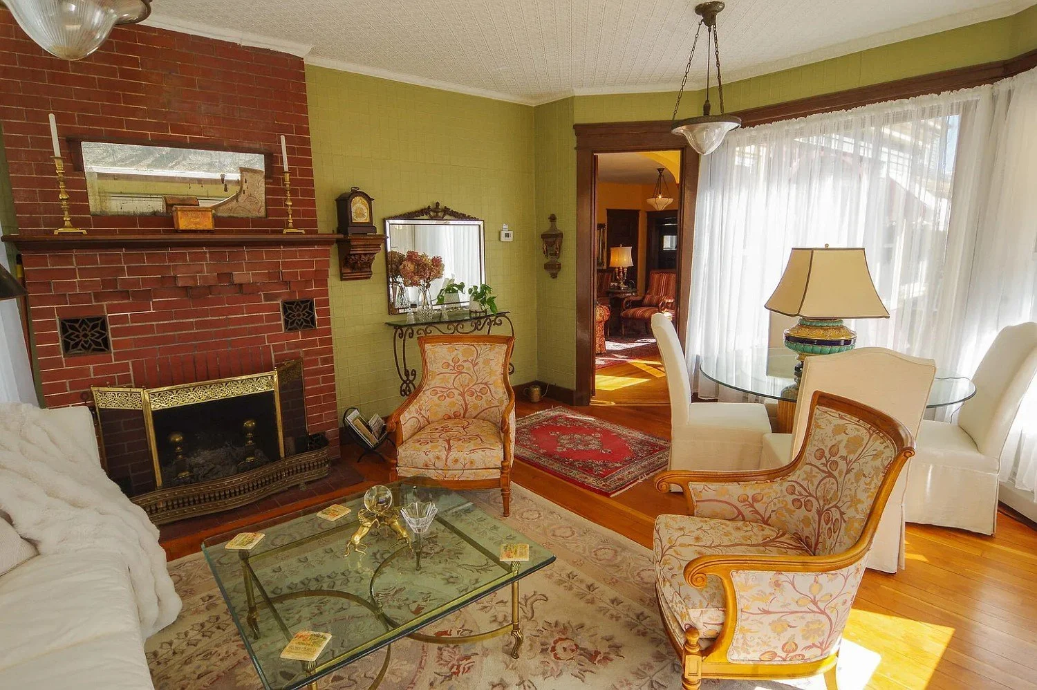 1850 Victorian house Dexter Maine - 15 - sunroom.webp