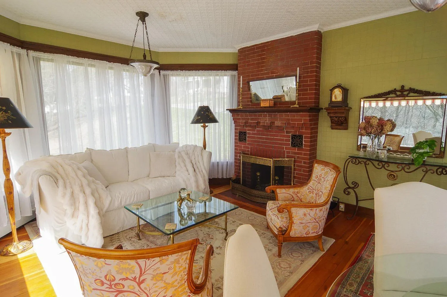 1850 Victorian house Dexter Maine - 16 - sunroom.webp