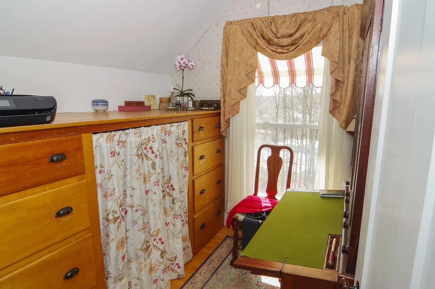 1850 Victorian house Dexter Maine - 37 - room.webp