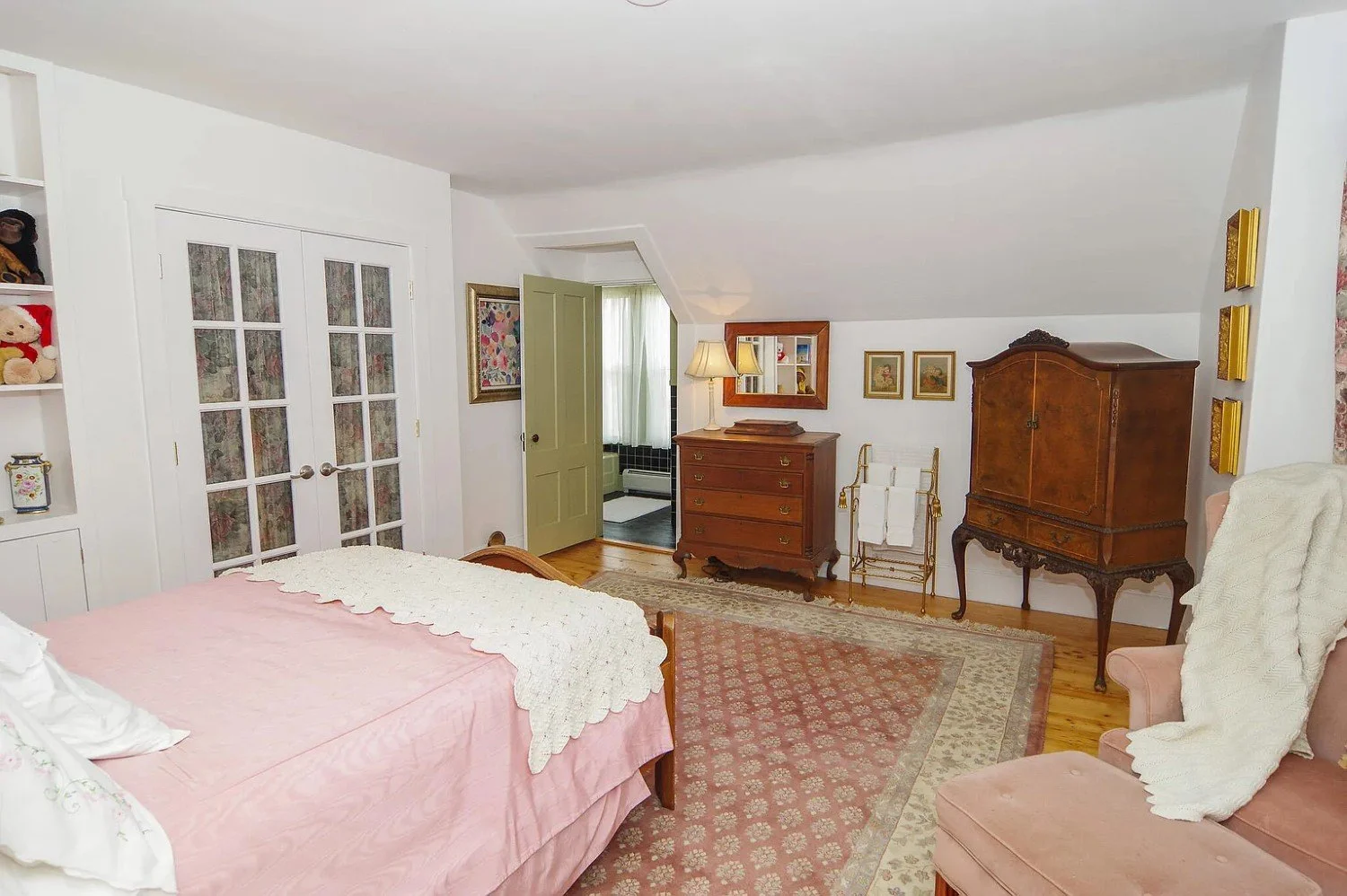 1850 Victorian house Dexter Maine - 39 - bedroom.webp
