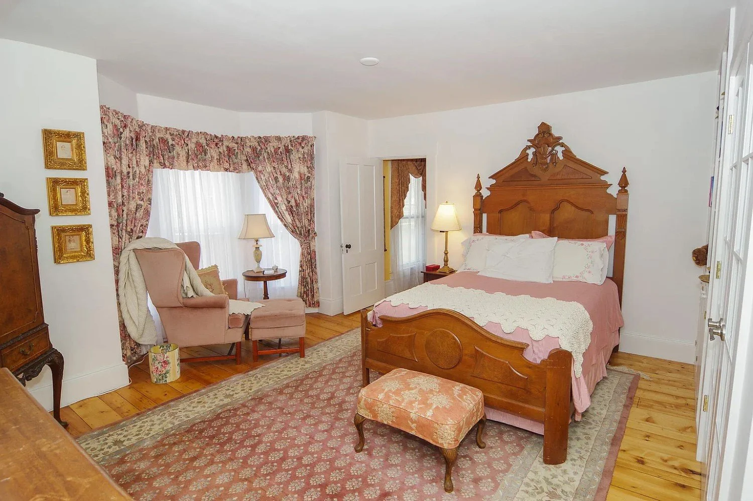 1850 Victorian house Dexter Maine - 40 - bedroom.webp