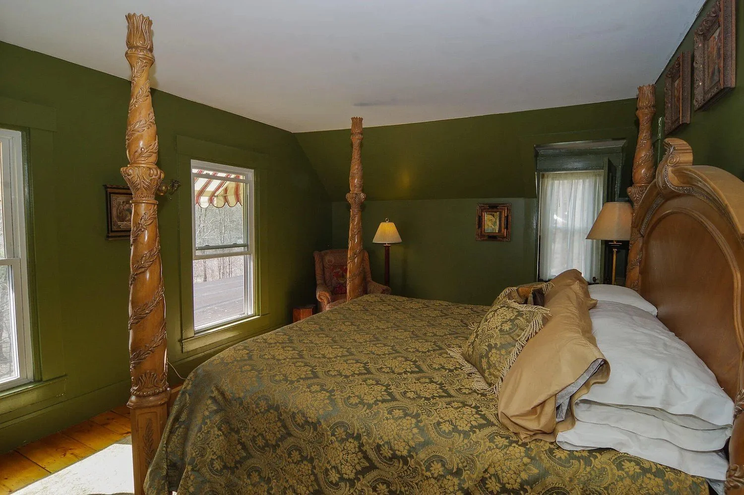 1850 Victorian house Dexter Maine - 41 - bedroom.webp
