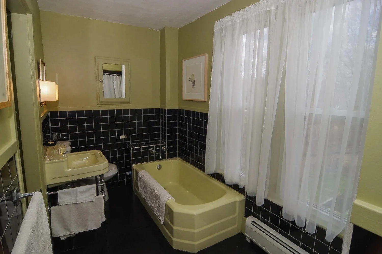 1850 Victorian house Dexter Maine - 43 - bathroom.webp