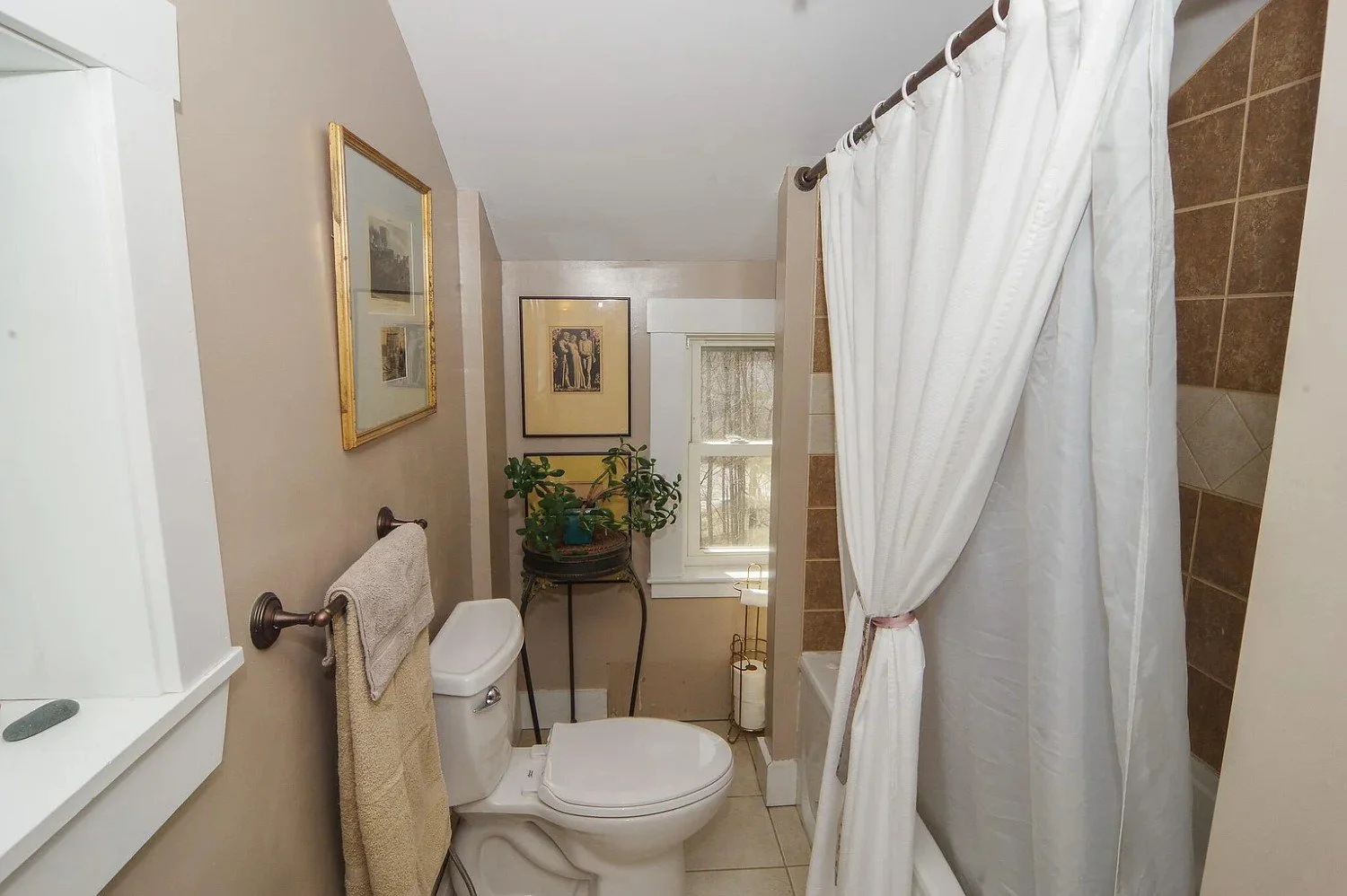 1850 Victorian house Dexter Maine - 54 - bathroom.webp
