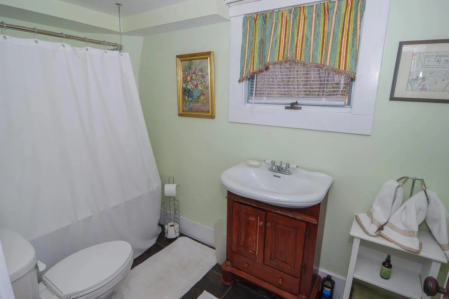 1850 Victorian house Dexter Maine - 67 - bathroom.webp