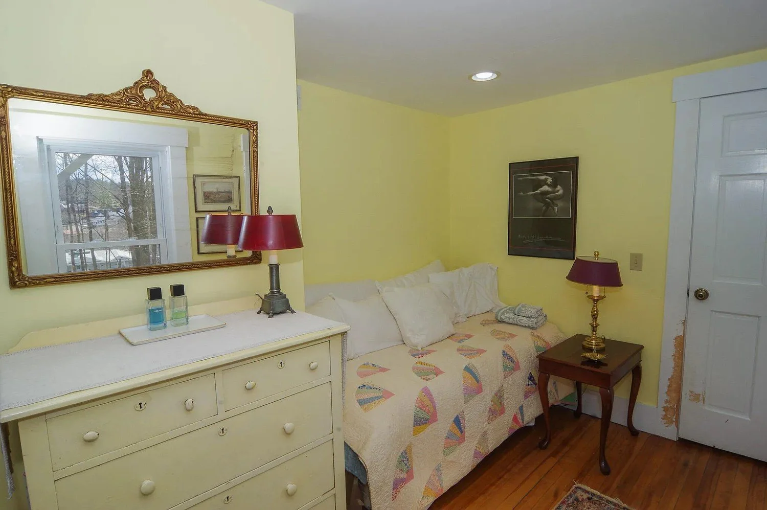 1850 Victorian house Dexter Maine - 73 - room.webp
