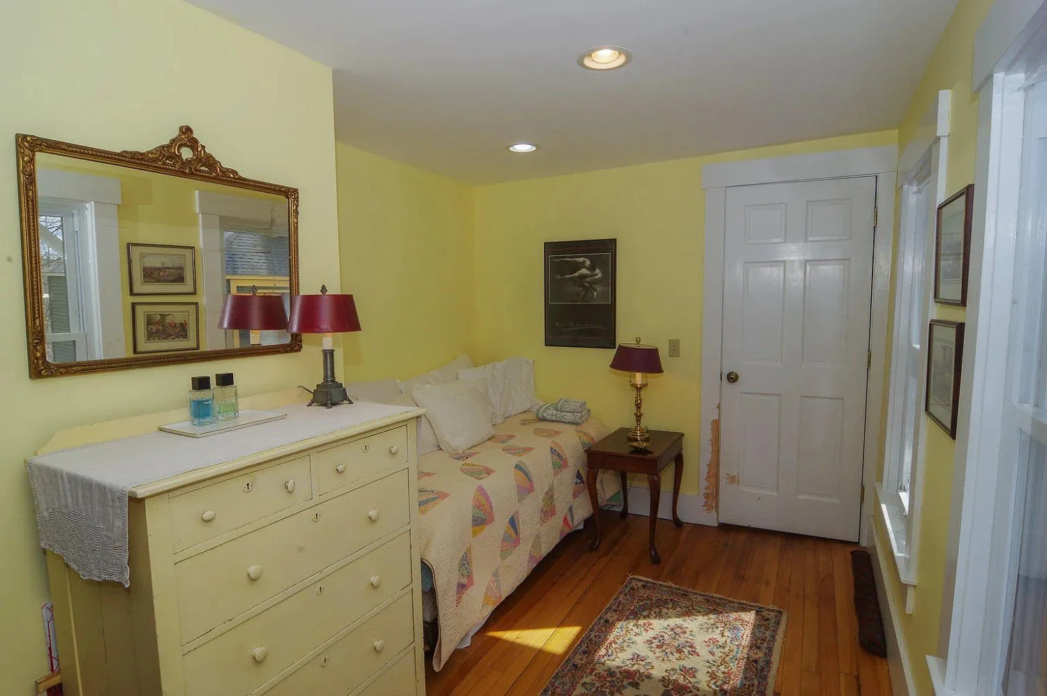 1850 Victorian house Dexter Maine - 74 - room.webp