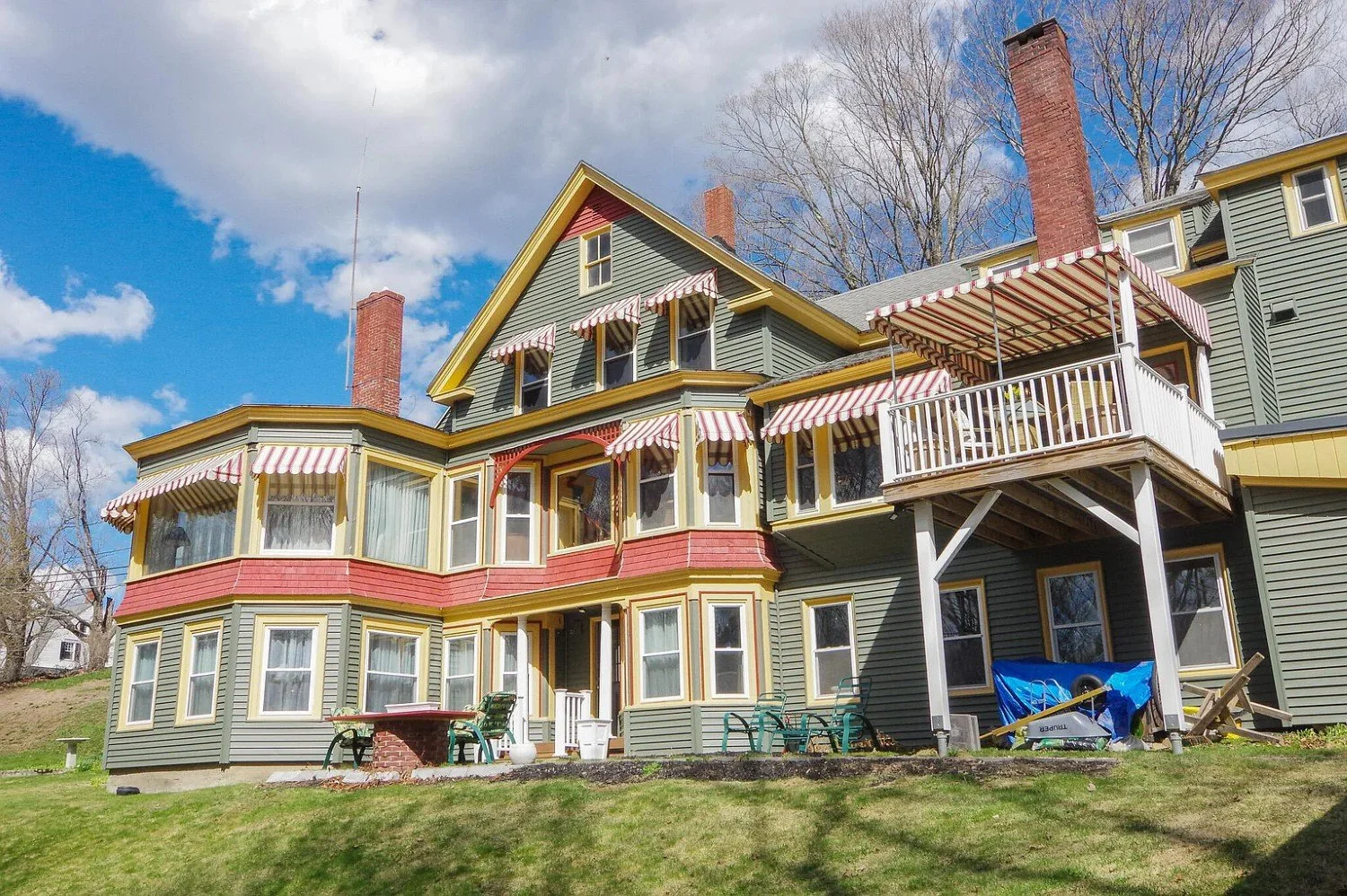 1850 Victorian house Dexter Maine - 97 - front view.webp