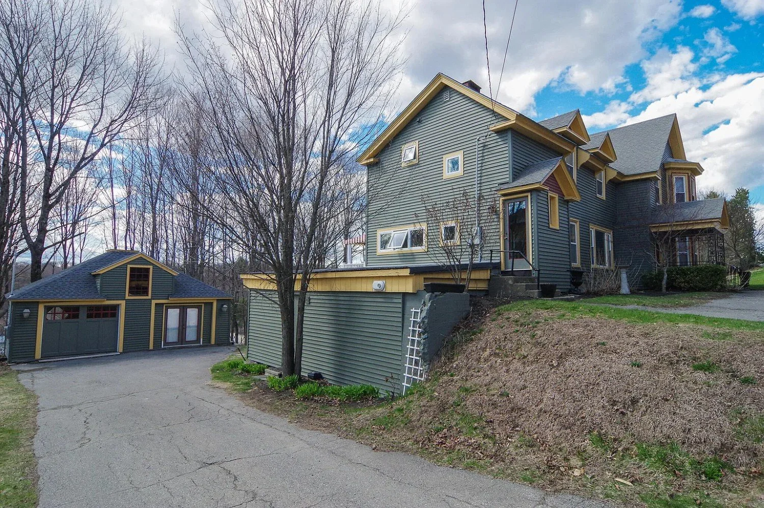 1850 Victorian house Dexter Maine - 100 - side view.webp