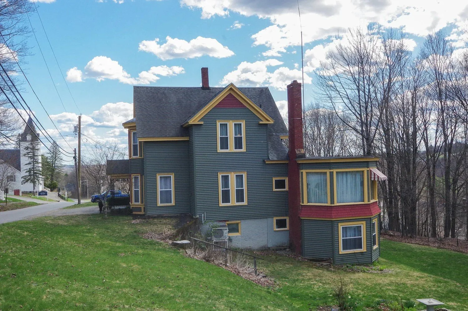 1850 Victorian house Dexter Maine - 104 - house view.webp