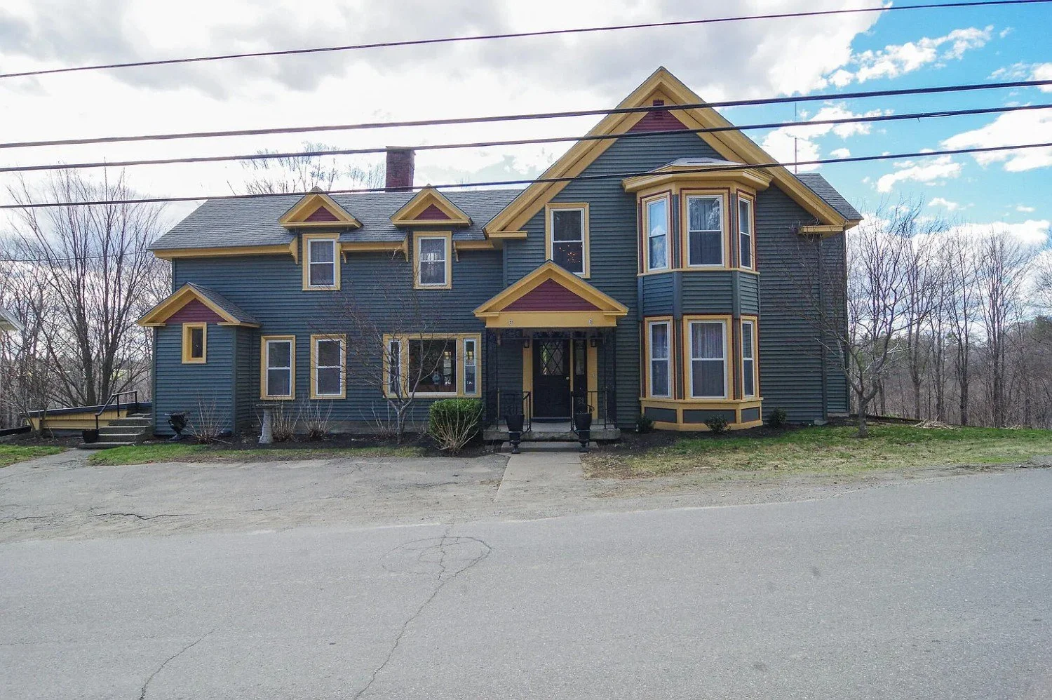 1850 Victorian house Dexter Maine - 105 - house view.webp