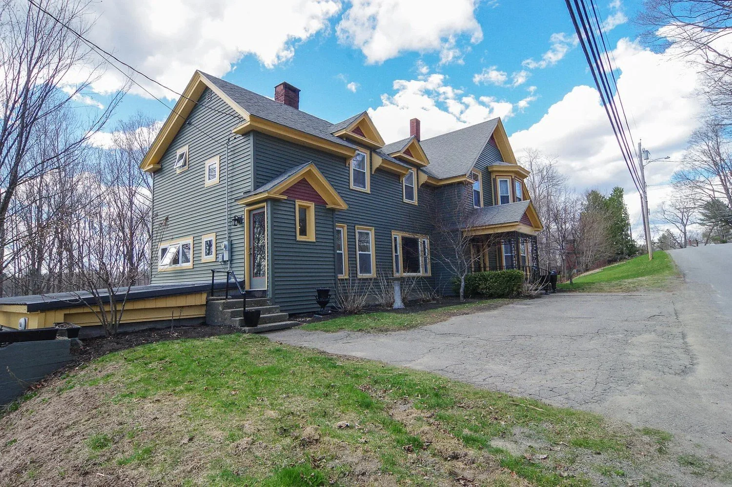 1850 Victorian house Dexter Maine - 106 - house view.webp