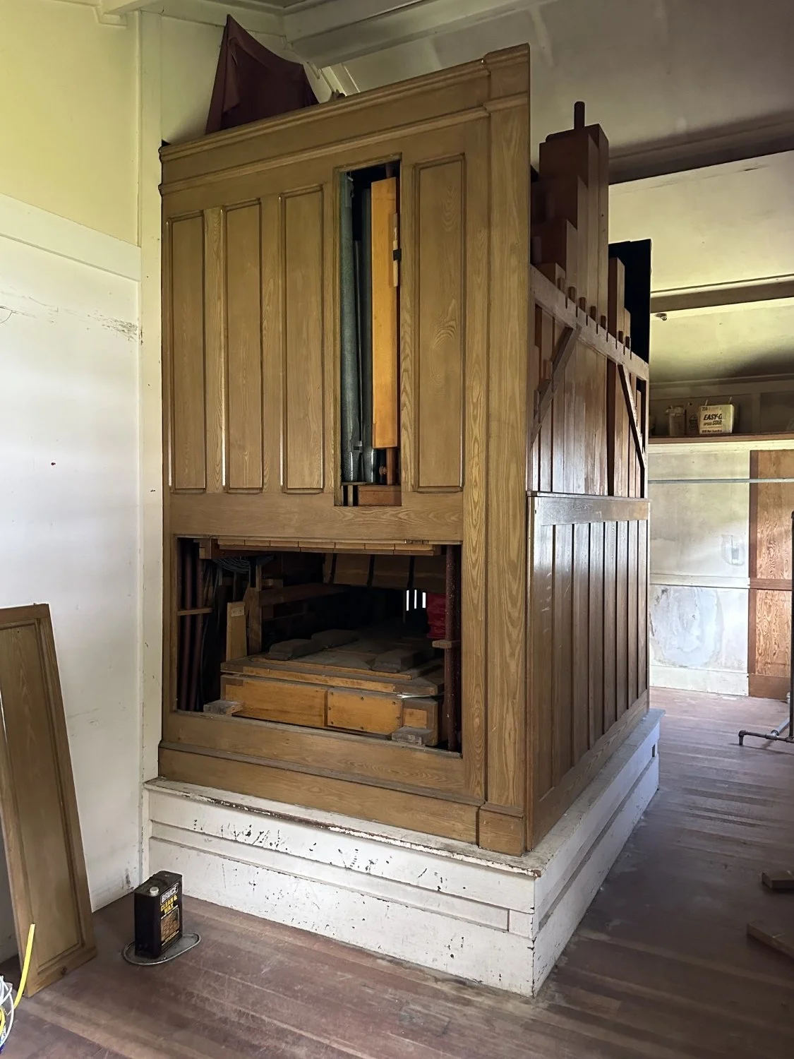 21 Back of organ in itis own room.jpeg
