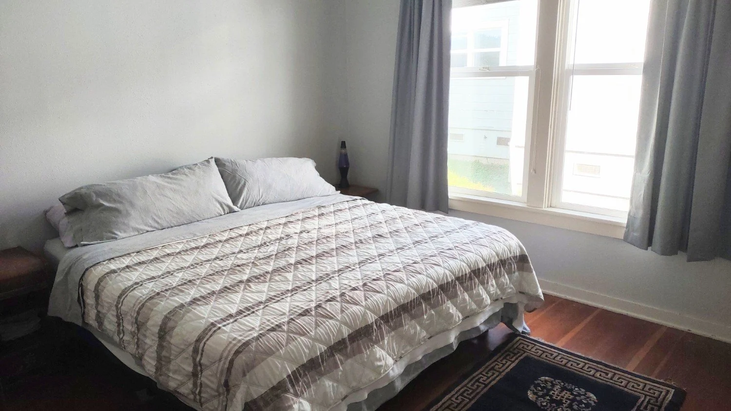 44 Middle bedroom.JPG