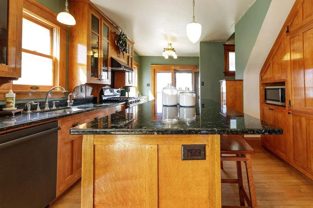 1905 Victorian house in Montevideo, Minnesota - $239k (7).webp