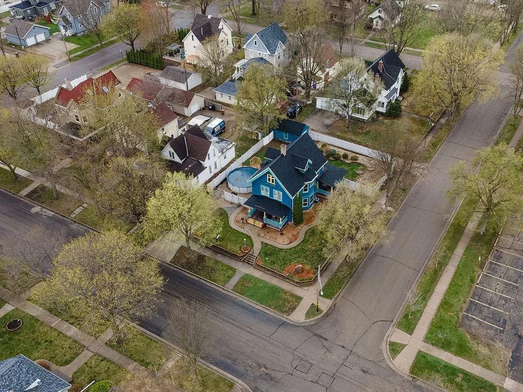 1905 Victorian house in Montevideo, Minnesota - $239k (82).webp