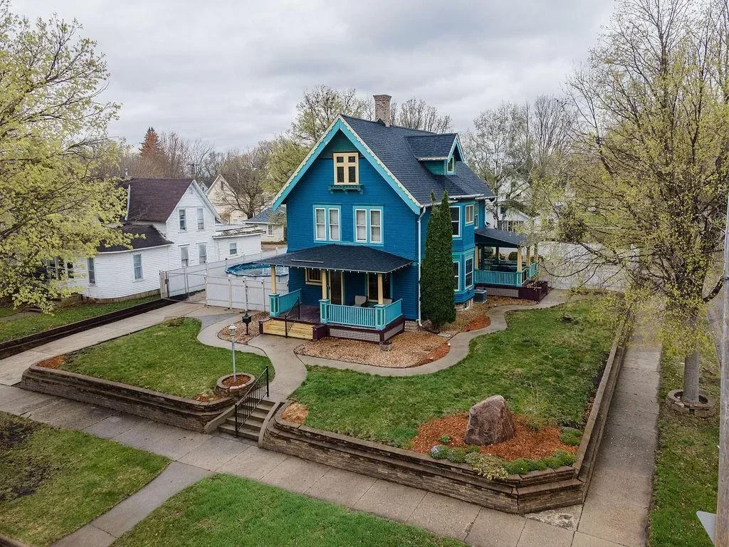 1905 Victorian house in Montevideo, Minnesota - $239k