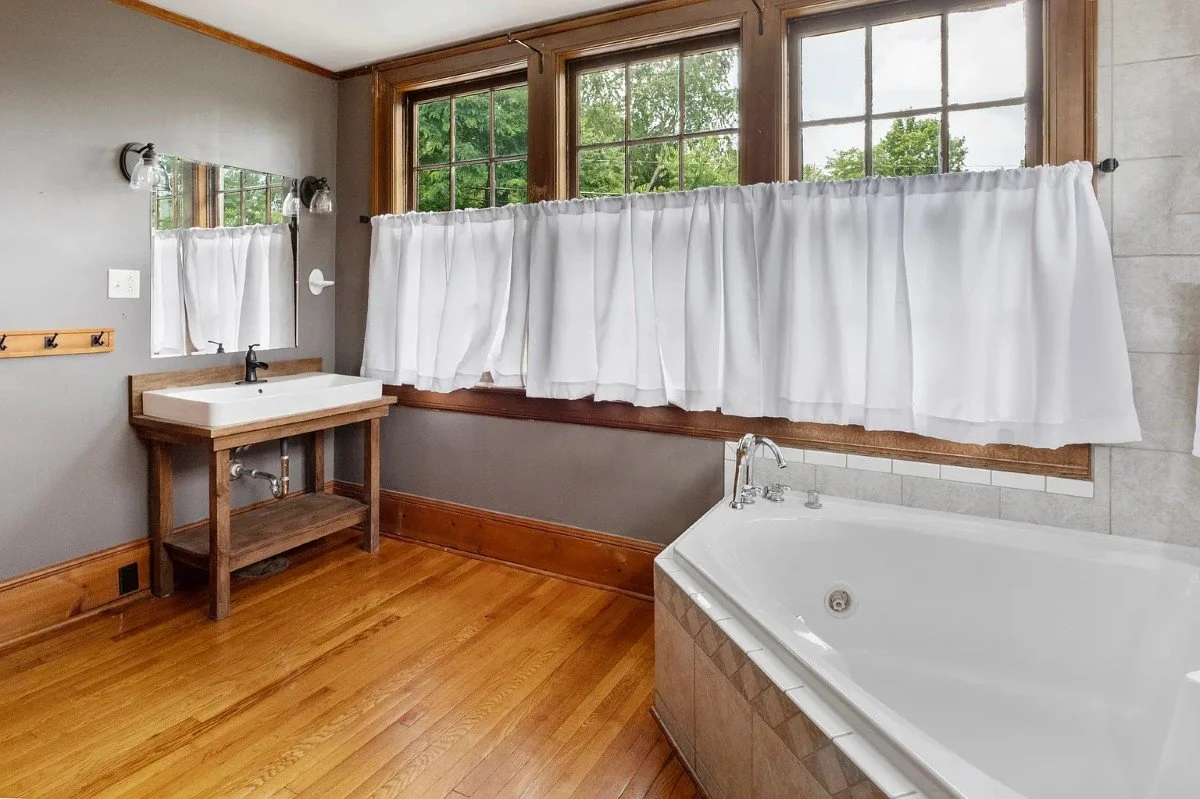 1930 Colonial Revival house Bristol Virginia - 33 - bathroom.webp