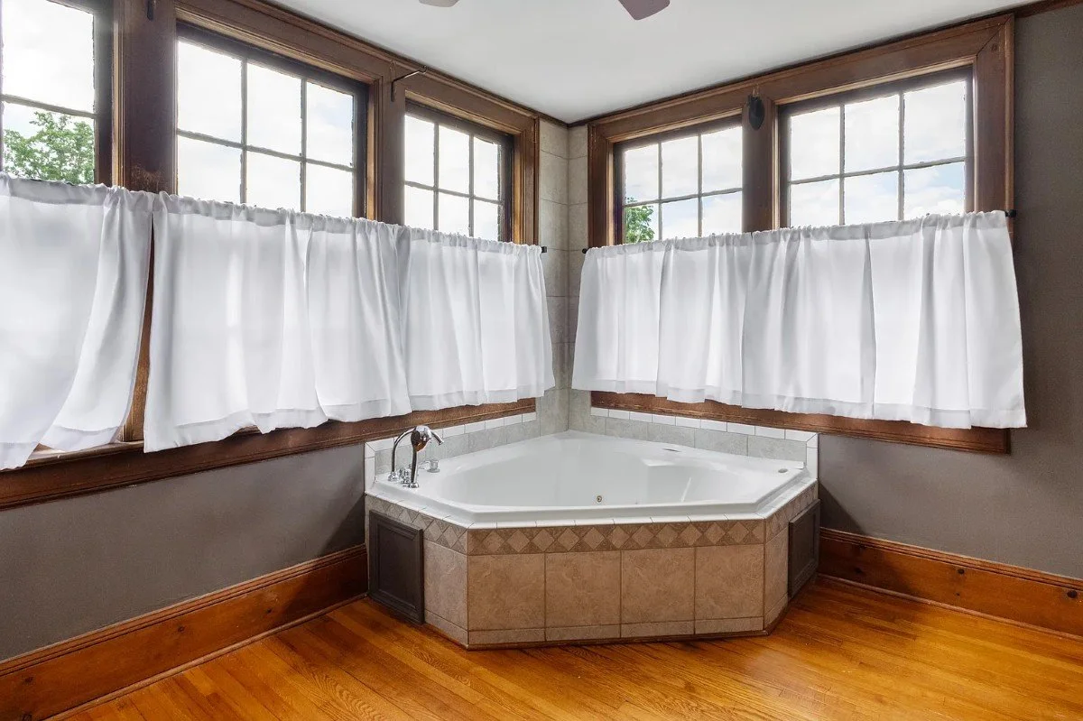 1930 Colonial Revival house Bristol Virginia - 34 - bathroom.webp