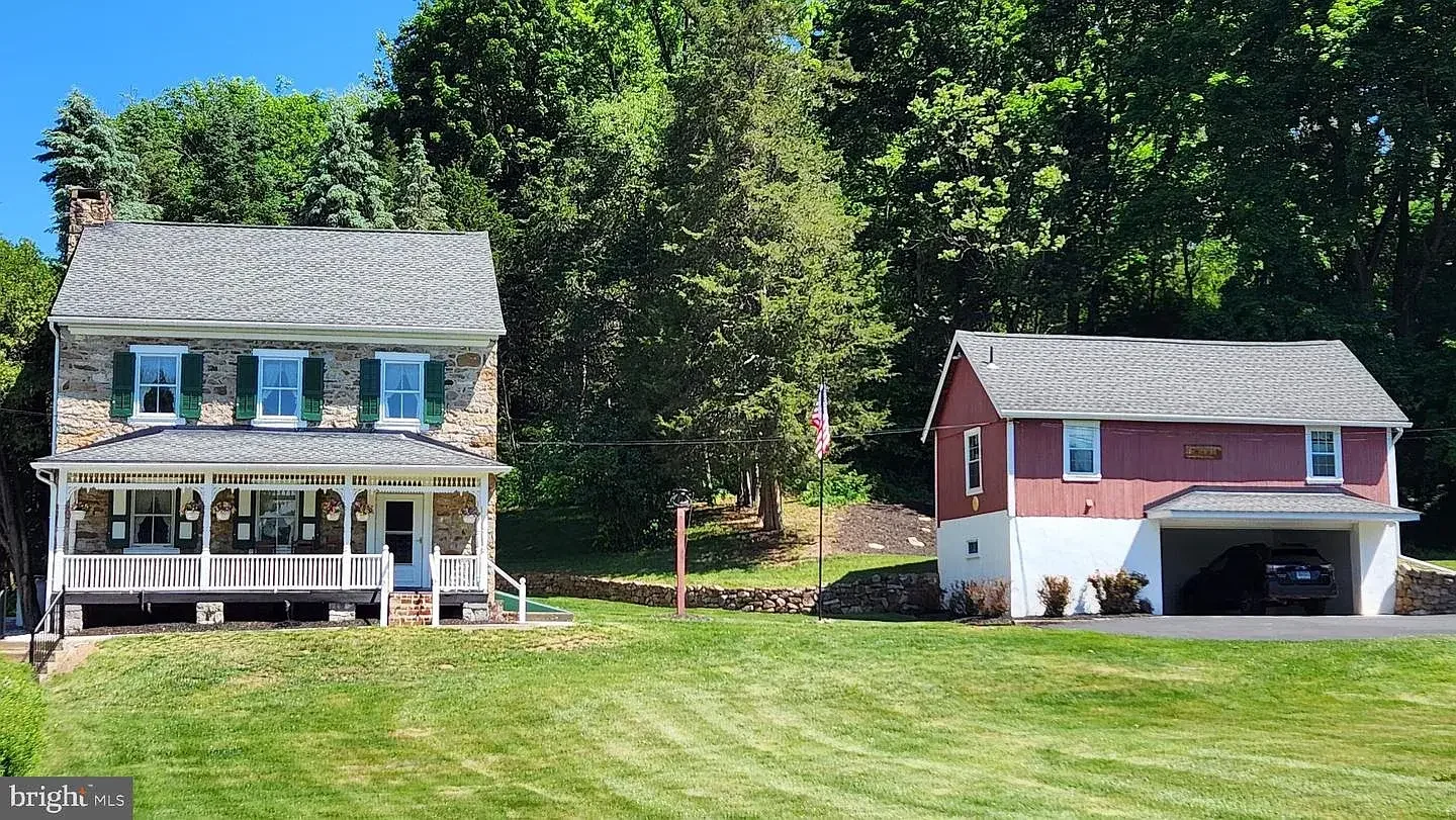 1845 Stone Farmhouse Orefield Pennsylvania - 5 - garage.webp