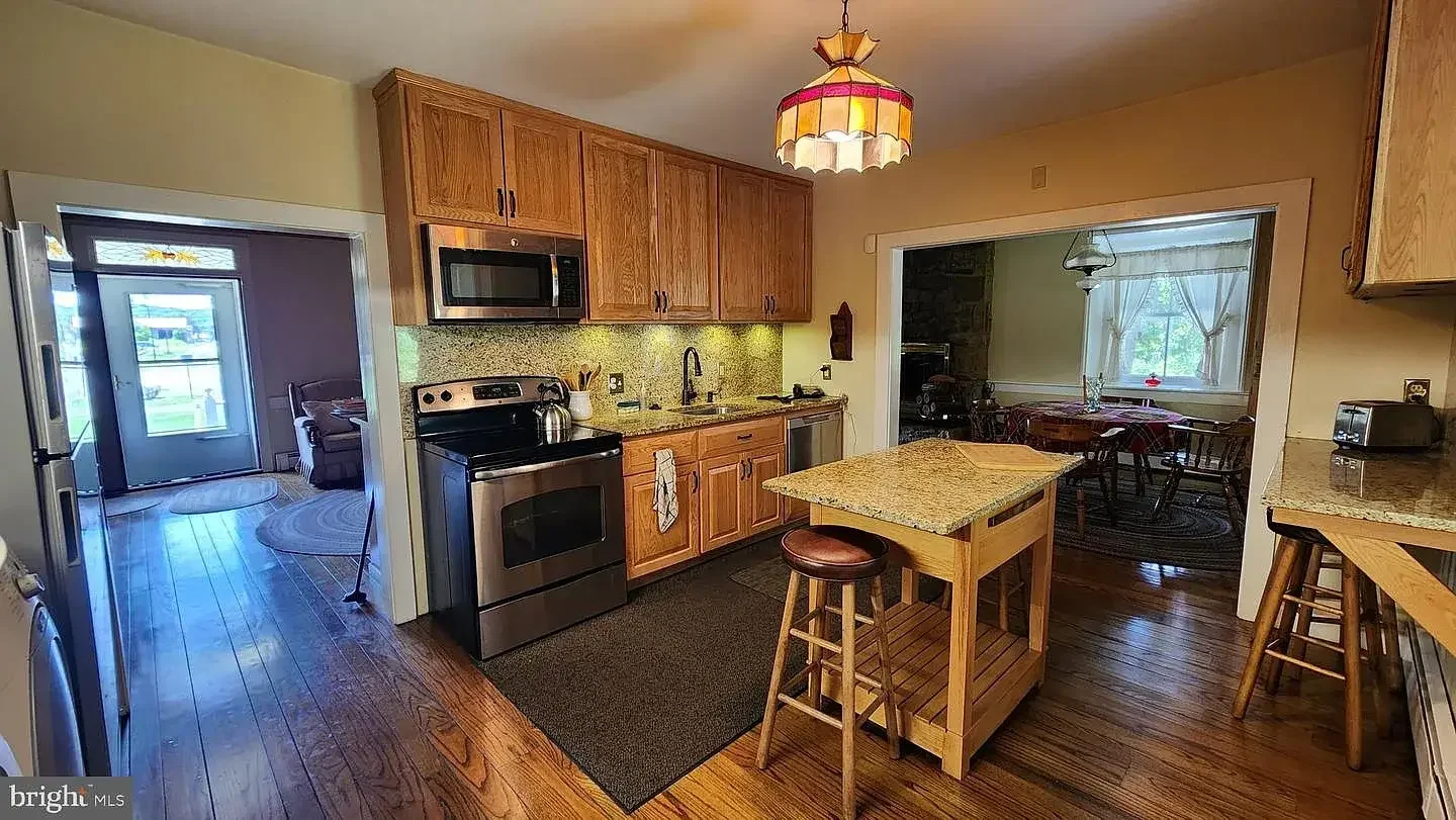 1845 Stone Farmhouse Orefield Pennsylvania - 6 - kitchen.webp