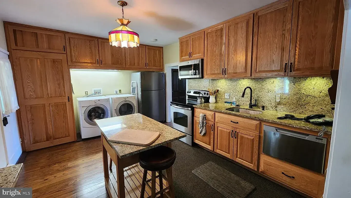 1845 Stone Farmhouse Orefield Pennsylvania - 7 - kitchen.webp