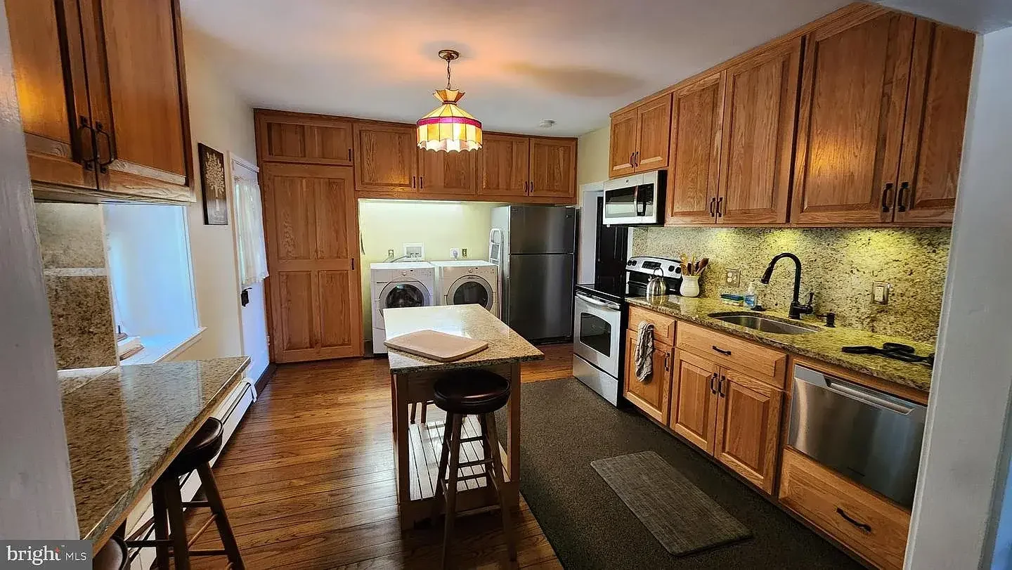 1845 Stone Farmhouse Orefield Pennsylvania - 8 - kitchen.webp