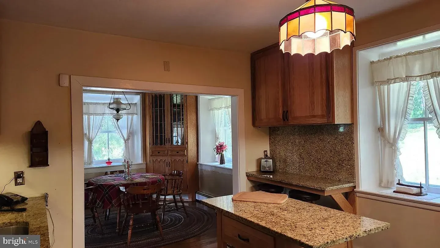 1845 Stone Farmhouse Orefield Pennsylvania - 9 - kitchen.webp