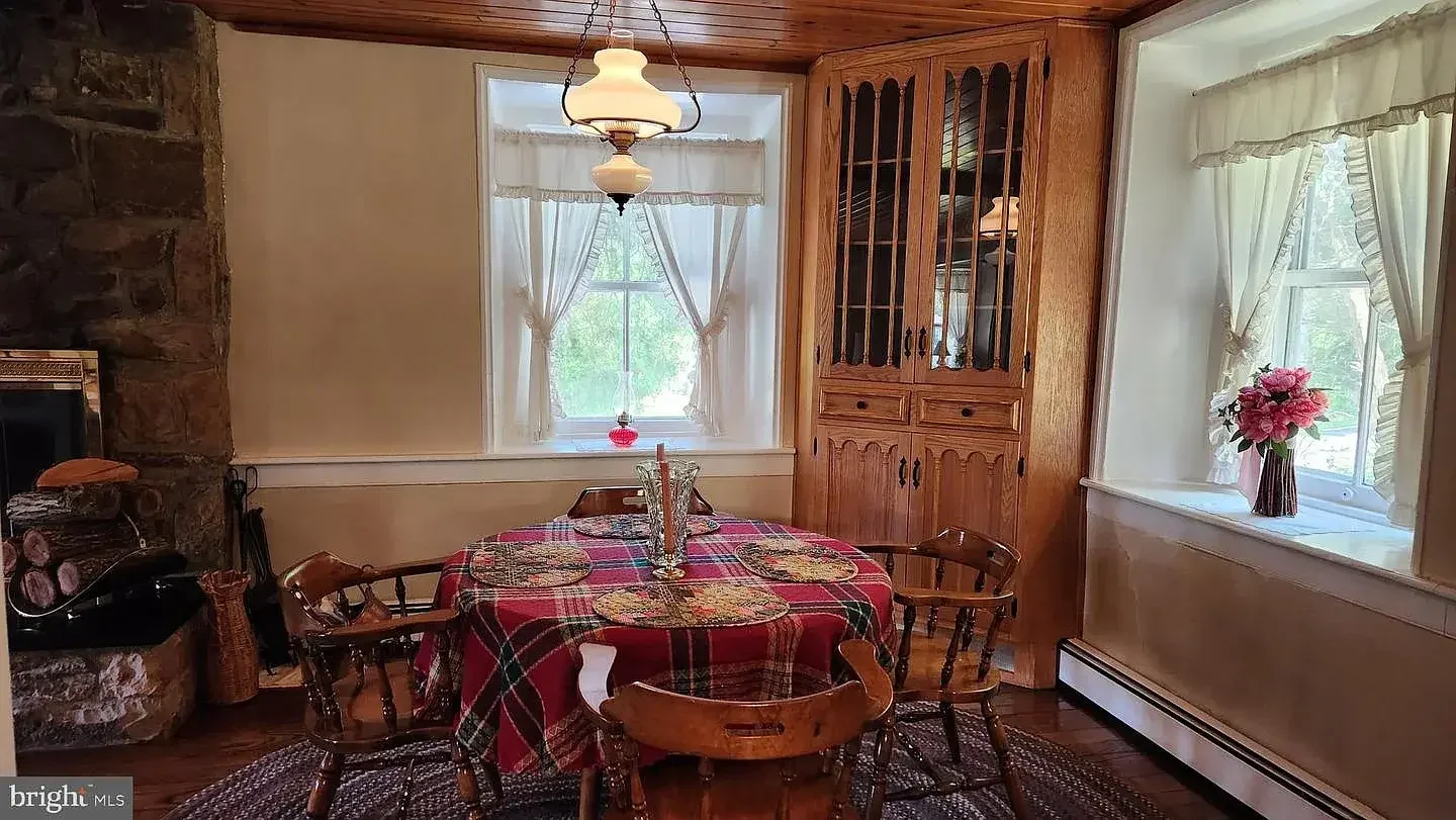 1845 Stone Farmhouse Orefield Pennsylvania - 10 - dining room.webp