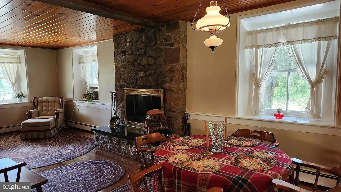 1845 Stone Farmhouse Orefield Pennsylvania - 11 - dining room.webp