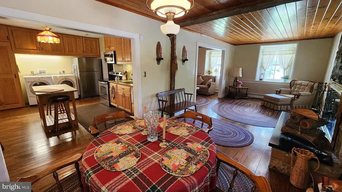 1845 Stone Farmhouse Orefield Pennsylvania - 12 - dining room.webp