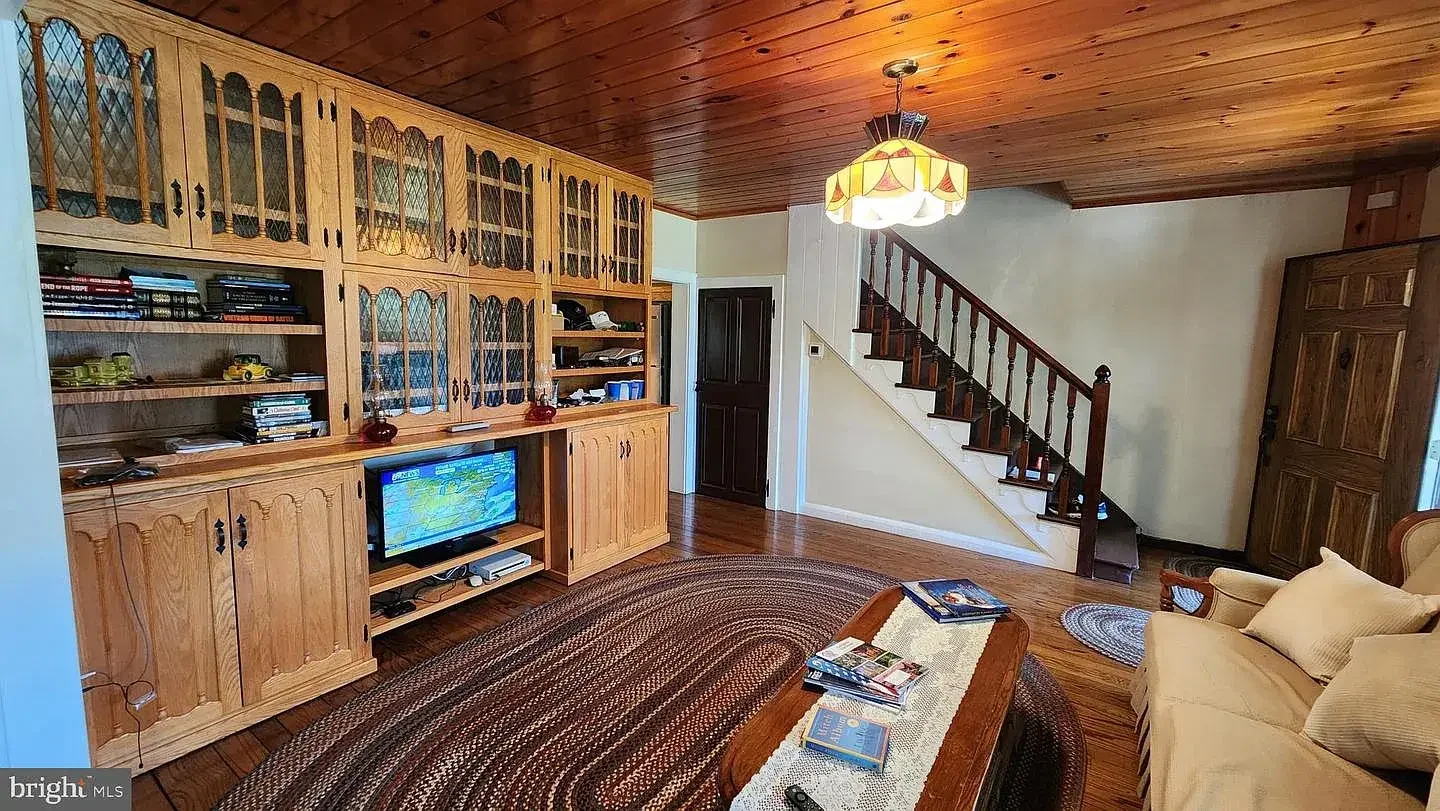 1845 Stone Farmhouse Orefield Pennsylvania - 13 - living room.webp