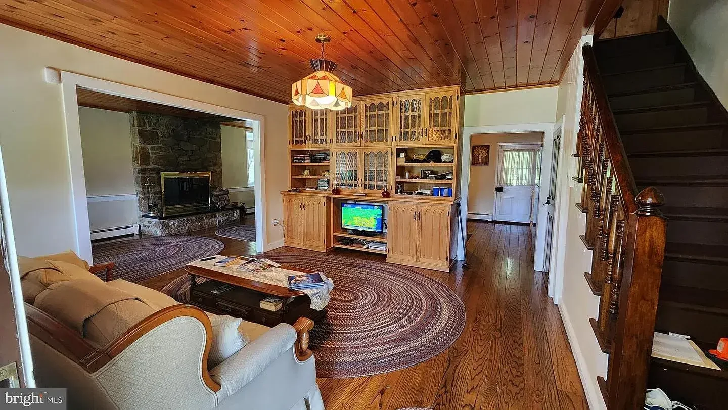 1845 Stone Farmhouse Orefield Pennsylvania - 14 - living room.webp