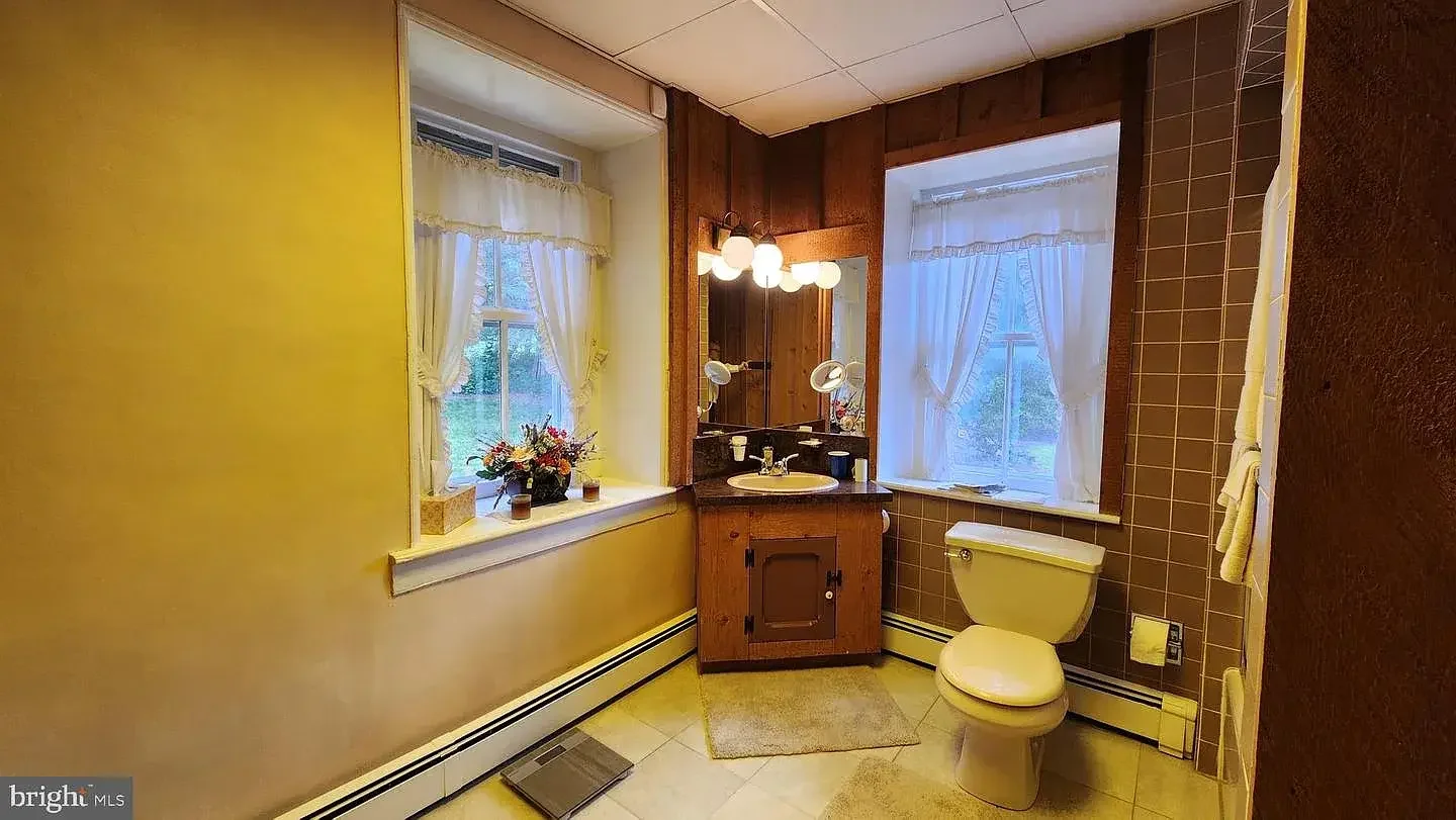 1845 Stone Farmhouse Orefield Pennsylvania - 15 - bathroom.webp