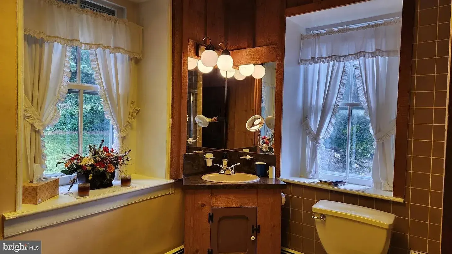 1845 Stone Farmhouse Orefield Pennsylvania - 16 - bathroom.webp