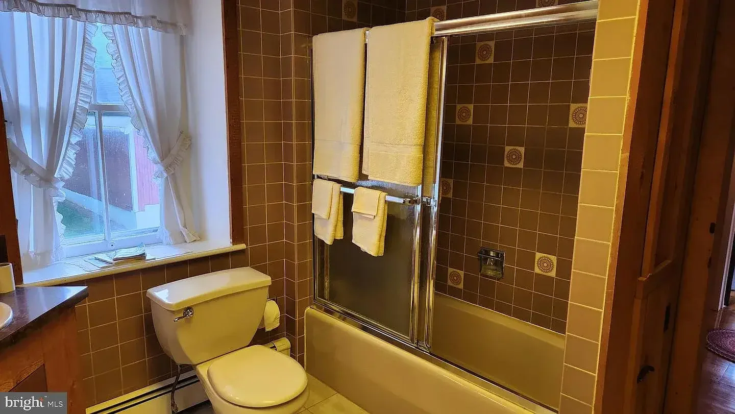 1845 Stone Farmhouse Orefield Pennsylvania - 17 - bathroom.webp