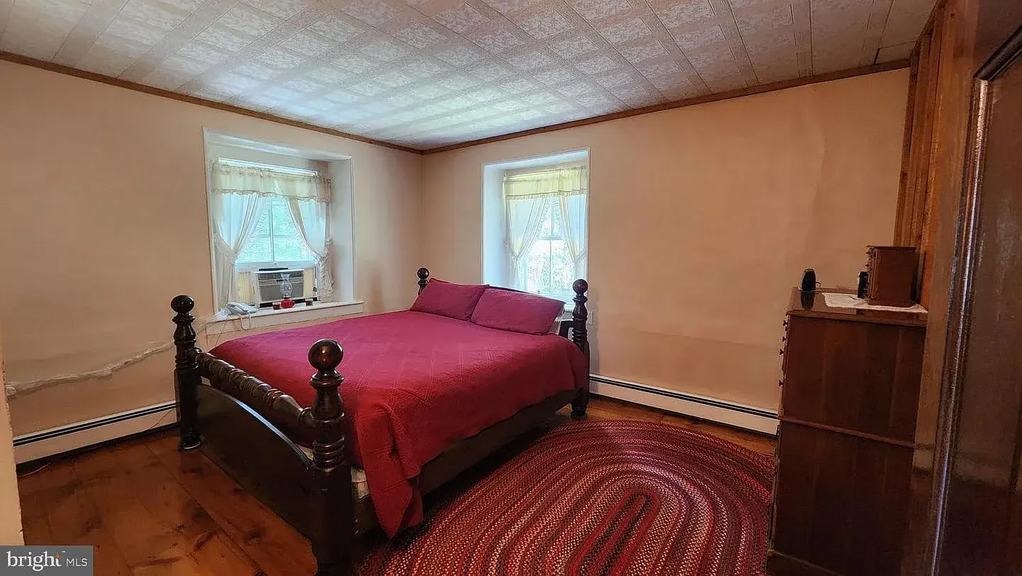 1845 Stone Farmhouse Orefield Pennsylvania - 18 - bedroom.webp