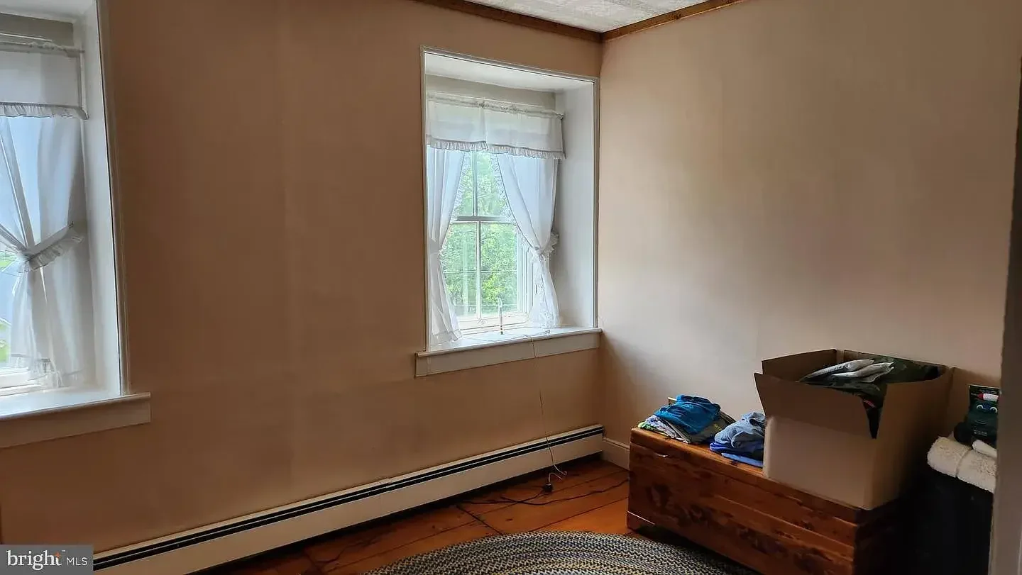 1845 Stone Farmhouse Orefield Pennsylvania - 19 - bedroom.webp