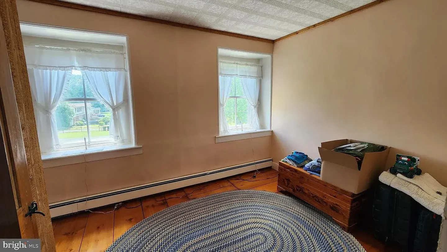 1845 Stone Farmhouse Orefield Pennsylvania - 21 - bedroom.webp