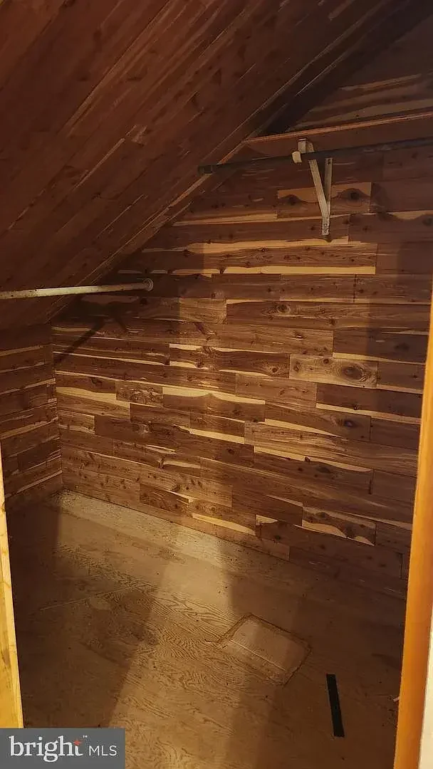 1845 Stone Farmhouse Orefield Pennsylvania - 27 - wardrobe.webp