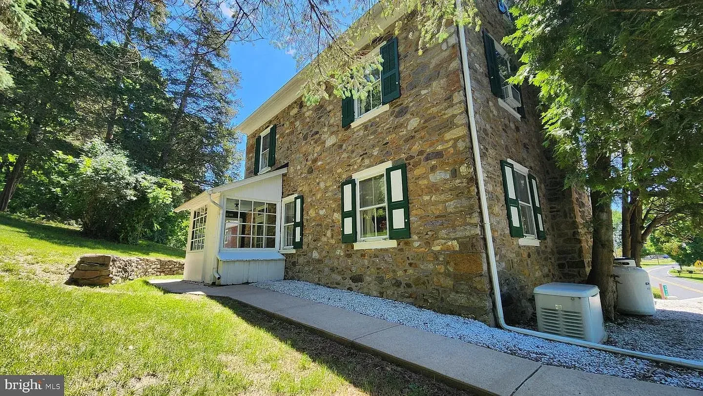 1845 Stone Farmhouse Orefield Pennsylvania - 35 - side view.webp
