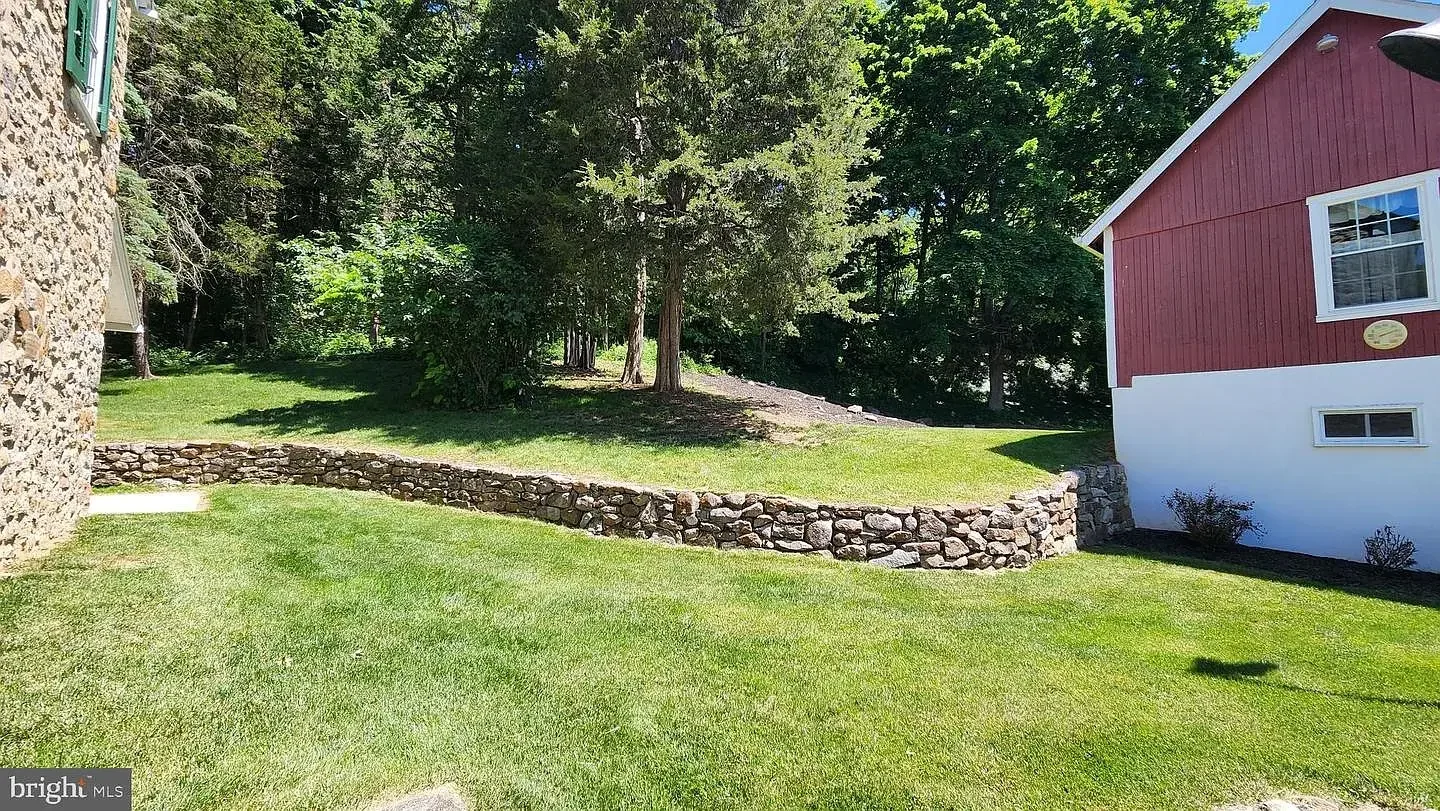 1845 Stone Farmhouse Orefield Pennsylvania - 36 - side view.webp