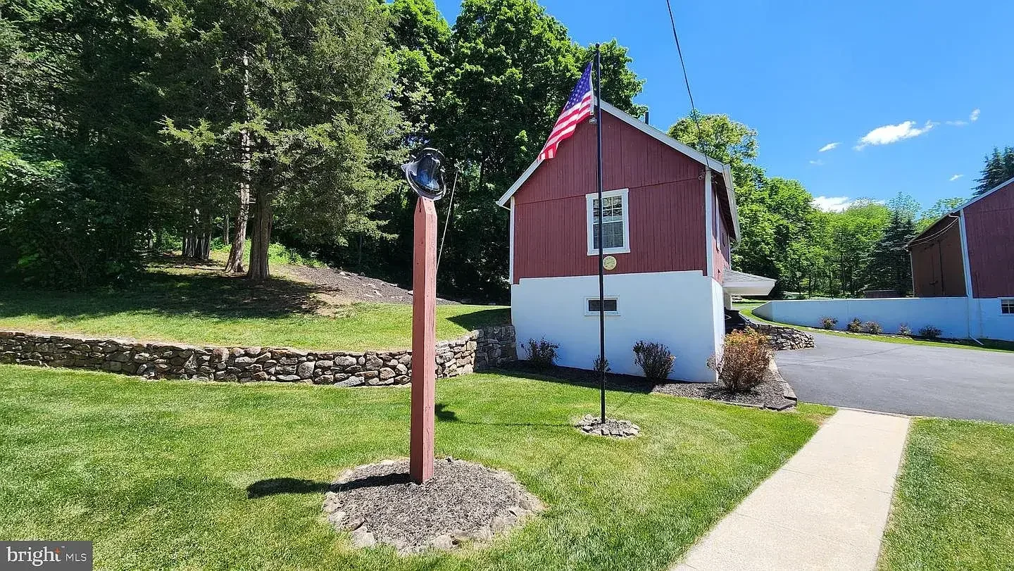 1845 Stone Farmhouse Orefield Pennsylvania - 37 - side view.webp
