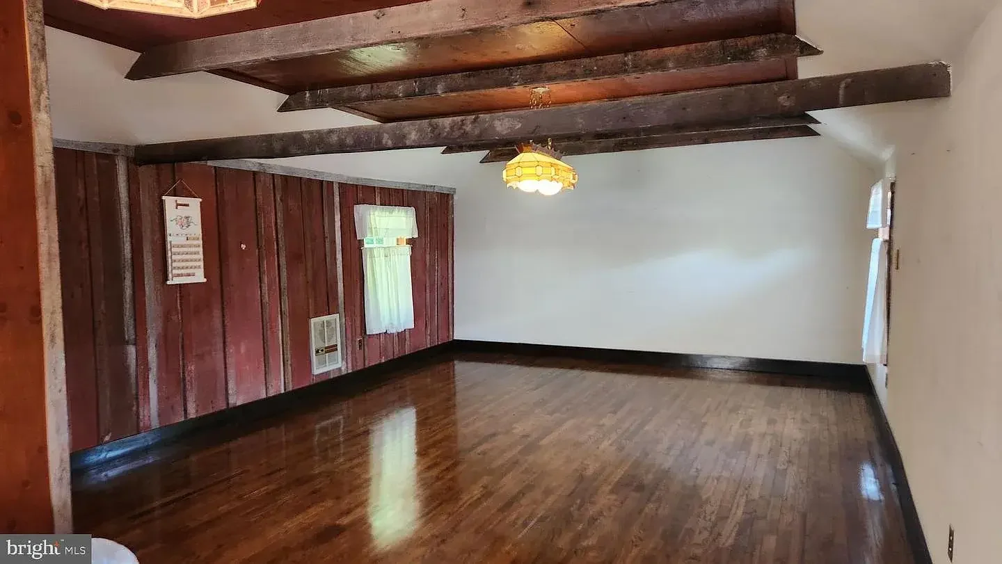 1845 Stone Farmhouse Orefield Pennsylvania - 39 - garage.webp