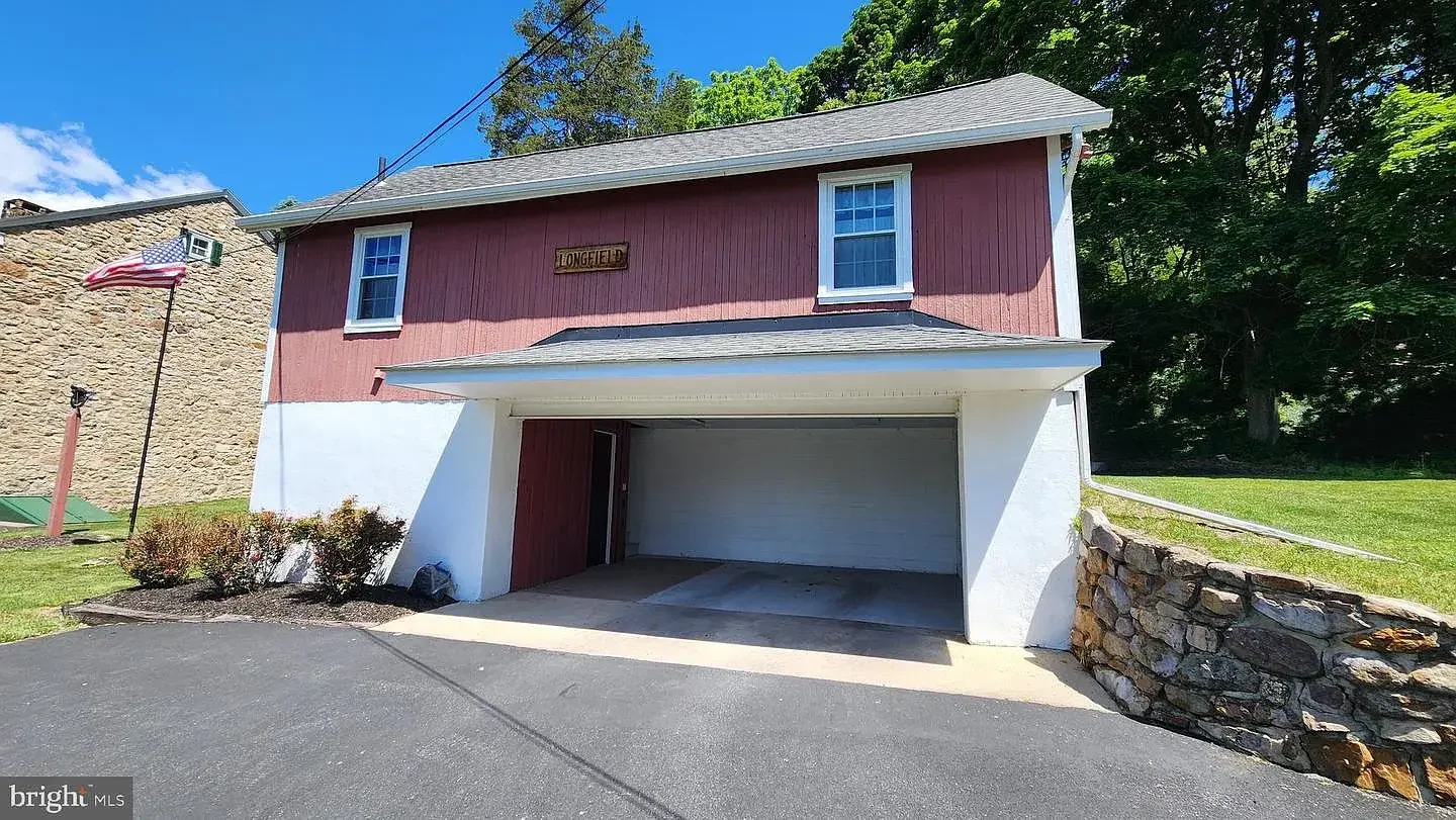 1845 Stone Farmhouse Orefield Pennsylvania - 38 - garage.webp