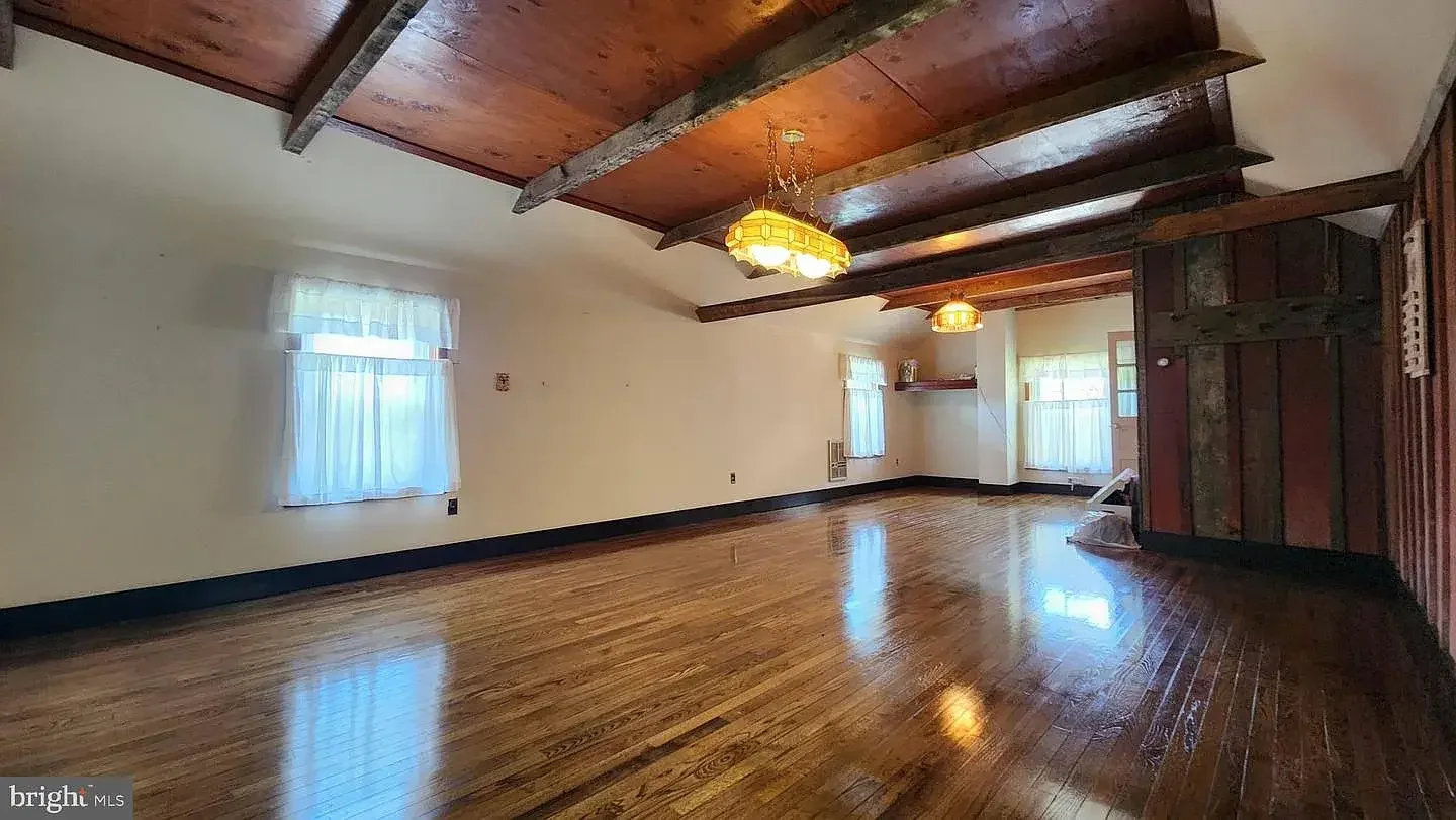 1845 Stone Farmhouse Orefield Pennsylvania - 40 - garage.webp