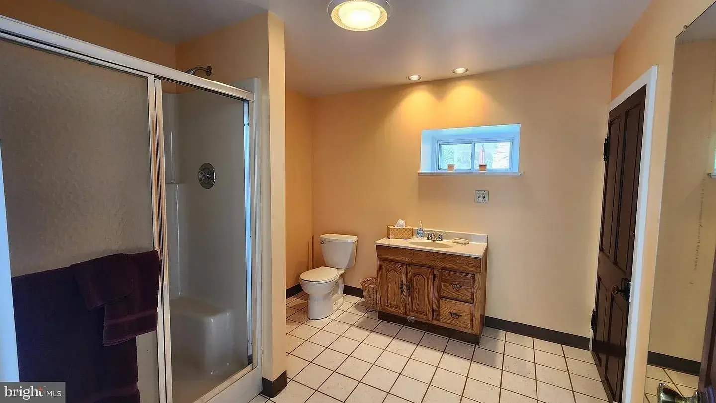 1845 Stone Farmhouse Orefield Pennsylvania - 41 - bathroom.webp