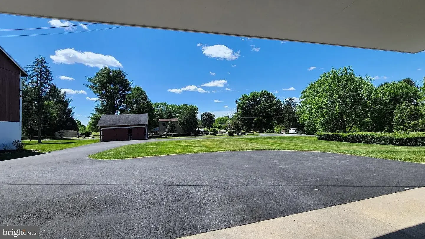 1845 Stone Farmhouse Orefield Pennsylvania - 42 - garage.webp